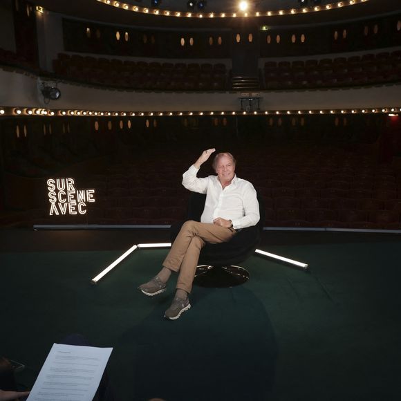 Légende : Exclusif - Michel Leeb lors du tournage de "Sur Scène Avec" à Paris, France, le 25 octobre 2024. © Jack Tribeca /Bestimage