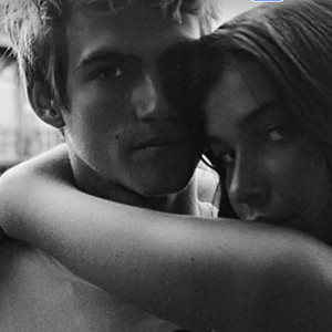 "Je t'aime Pres. Toujours. Là-haut, ici-bas. Ne doute jamais du fait qu'on t'aime tous tellement. J'espère que tu peux le ressentir".

L'ex petite-amie de Presley Gerber réagit à sa disparition sur Instagram