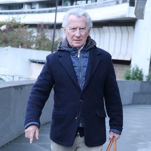 L'ancienne chroniqueuse de l'émission "William à midi !" a pu retrouver ses collègues et vivre des retrouvailles mémorables avec eux. 

Exclusif - William Leymergie - Célébrités se rendent aux studios de Europe 1 à Paris le 19 Novembre 2025.