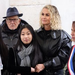 Laeticia et Jade Hallyday, Jean-Claude Camus lors de l'inauguration d'une plaque commémorative en hommage à Johnny Hallyday devant l'immeuble où le chanteur français a grandi dans le 9ème arrondissement de Paris, France, le 22 décembre 2023. Décédé en 2017, Johnny Hallyday fut pendant un demi-siècle l’incarnation du rock à la française. D’origine belge et né sous le nom de Jean-Philippe Smet, il naquit et passa une très grande partie de sa vie à Paris. Fière de cet héritage musical qu’il lui laissa, la Ville de Paris avait entrepris un premier hommage à l’artiste en donnant le nom de Johnny Hallyday à l’esplanade situé devant la salle de spectacle qu’il avait tant fait vibrer par le passé. Dans la continuité de ce premier hommage, la ville de Paris a souhaité à nouveau honorer la mémoire de ce natif de la capitale et une plaque commémorative est dévoilée devant l’immeuble dans lequel il grandit au 13 rue de la Tour des Dames dans le 9ème arrondissement. © Dominique Jacovides/Bestimage