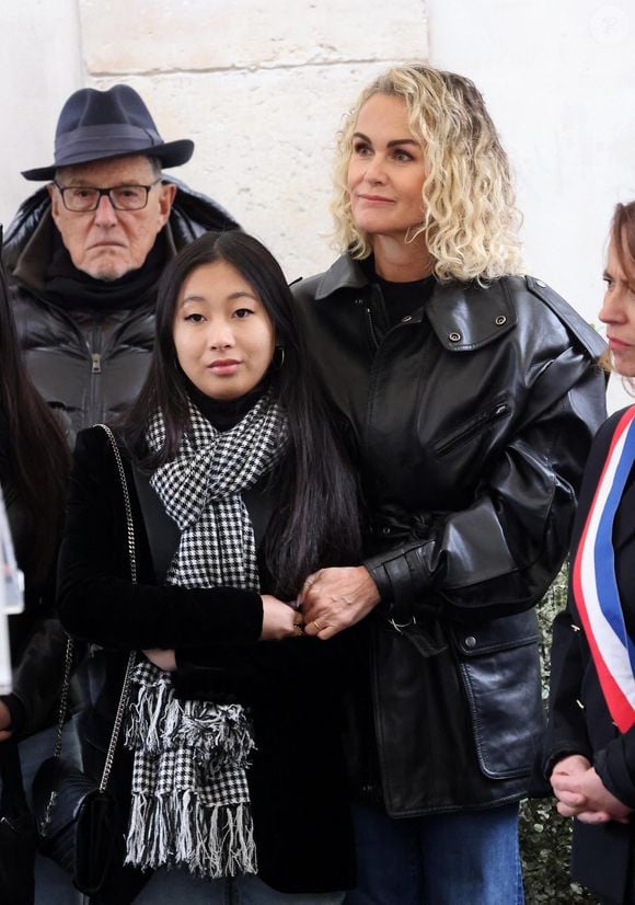 Laeticia et Jade Hallyday, Jean-Claude Camus lors de l'inauguration d'une plaque commémorative en hommage à Johnny Hallyday devant l'immeuble où le chanteur français a grandi dans le 9ème arrondissement de Paris, France, le 22 décembre 2023. Décédé en 2017, Johnny Hallyday fut pendant un demi-siècle l’incarnation du rock à la française. D’origine belge et né sous le nom de Jean-Philippe Smet, il naquit et passa une très grande partie de sa vie à Paris. Fière de cet héritage musical qu’il lui laissa, la Ville de Paris avait entrepris un premier hommage à l’artiste en donnant le nom de Johnny Hallyday à l’esplanade situé devant la salle de spectacle qu’il avait tant fait vibrer par le passé. Dans la continuité de ce premier hommage, la ville de Paris a souhaité à nouveau honorer la mémoire de ce natif de la capitale et une plaque commémorative est dévoilée devant l’immeuble dans lequel il grandit au 13 rue de la Tour des Dames dans le 9ème arrondissement. © Dominique Jacovides/Bestimage