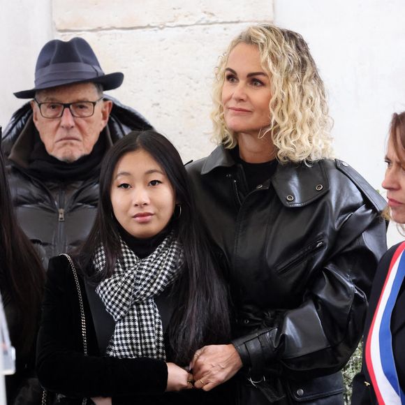 Laeticia et Jade Hallyday, Jean-Claude Camus lors de l'inauguration d'une plaque commémorative en hommage à Johnny Hallyday devant l'immeuble où le chanteur français a grandi dans le 9ème arrondissement de Paris, France, le 22 décembre 2023. Décédé en 2017, Johnny Hallyday fut pendant un demi-siècle l’incarnation du rock à la française. D’origine belge et né sous le nom de Jean-Philippe Smet, il naquit et passa une très grande partie de sa vie à Paris. Fière de cet héritage musical qu’il lui laissa, la Ville de Paris avait entrepris un premier hommage à l’artiste en donnant le nom de Johnny Hallyday à l’esplanade situé devant la salle de spectacle qu’il avait tant fait vibrer par le passé. Dans la continuité de ce premier hommage, la ville de Paris a souhaité à nouveau honorer la mémoire de ce natif de la capitale et une plaque commémorative est dévoilée devant l’immeuble dans lequel il grandit au 13 rue de la Tour des Dames dans le 9ème arrondissement. © Dominique Jacovides/Bestimage
