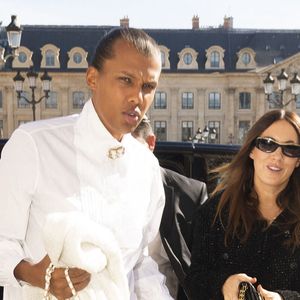 Exclusif - Le chanteur Stromae (Paul van Haver) et sa femme Coralie Barbier rentrent à l'hôtel Ritz après le défilé Chanel à Paris le 4 octobre 2022.