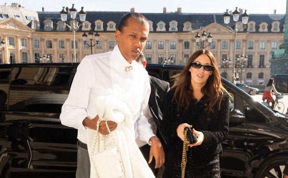 Exclusif - Le chanteur Stromae (Paul van Haver) et sa femme Coralie Barbier rentrent à l'hôtel Ritz après le défilé Chanel à Paris le 4 octobre 2022.