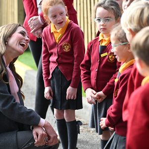Le prince William, prince de Galles, et Catherine (Kate) Middleton, princesse de Galles, visitent l'école maternelle et primaire de Farnborough Road, pour montrer leur soutien continu à la communauté de Southport après l'attaque de juillet 2024, au cours de laquelle trois filles, Alice da Silva Aguiar, Bebe King et Elsie Dot Stancombe, ont été tragiquement tuées lors d'un cours de danse à Southport, Merseyside, Royaume-Uni, le 23 septembre 2025. © PA Photo / Bestimage