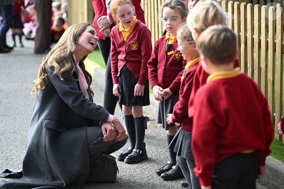 Le prince William, prince de Galles, et Catherine (Kate) Middleton, princesse de Galles, visitent l'école maternelle et primaire de Farnborough Road, pour montrer leur soutien continu à la communauté de Southport après l'attaque de juillet 2024, au cours de laquelle trois filles, Alice da Silva Aguiar, Bebe King et Elsie Dot Stancombe, ont été tragiquement tuées lors d'un cours de danse à Southport, Merseyside, Royaume-Uni, le 23 septembre 2025. © PA Photo / Bestimage