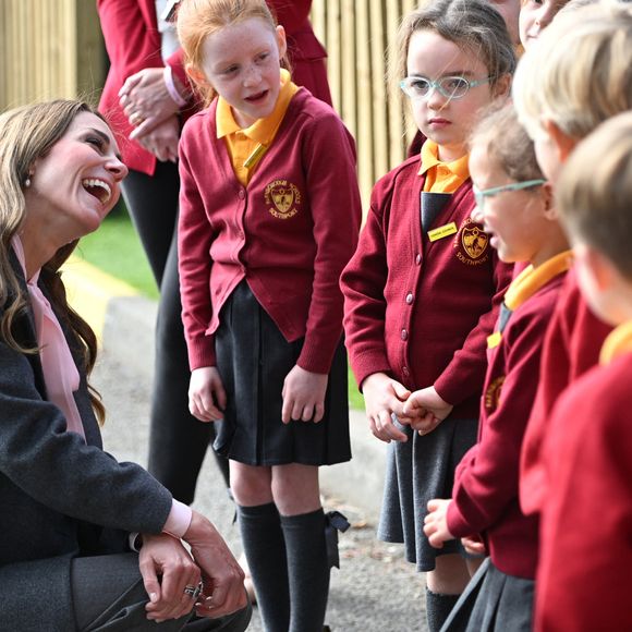 Le prince William, prince de Galles, et Catherine (Kate) Middleton, princesse de Galles, visitent l'école maternelle et primaire de Farnborough Road, pour montrer leur soutien continu à la communauté de Southport après l'attaque de juillet 2024, au cours de laquelle trois filles, Alice da Silva Aguiar, Bebe King et Elsie Dot Stancombe, ont été tragiquement tuées lors d'un cours de danse à Southport, Merseyside, Royaume-Uni, le 23 septembre 2025. © PA Photo / Bestimage