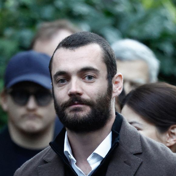 Louis Sarkozy - La famille et les soutiens de Nicolas Sarkozy se sont réunis devant son domicile le jour de son incarcération à la prison de la Santé à Paris le 21 octobre 2025.

© Moreau / Jacovides / Bestimage