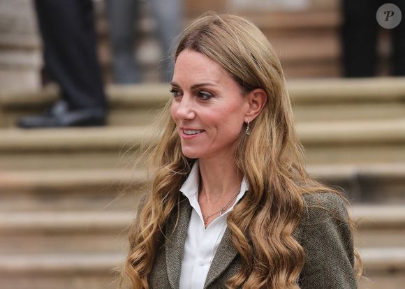 Le prince William, prince de Galles, et Catherine (Kate) Middleton, arborant des cheveux blonds, visitent les jardins, récemment transformés, du musée d'histoire naturelle à Londres, le 4 septembre 2025. © Backgrid UK/ Bestimage