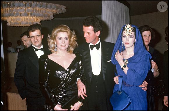 Archives - Pierre Lescure, Catherine Deneuve, Jacques Grange et Isabelle Adjani lors d'une soirée pour la sortie du film "Subway" en 1985 @AGENCE / BESTIMAGE