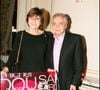 Il vit certes aux côtés d'Anne-Marie Périer depuis les années 1990 mais a récemment accueilli un nouveau membre au sein de son foyer.
Exclusif - Michel Sardou et Anne-Marie Perrier - Michel Sardou a reçu un double disque de platine pour son album "Du plaisir", le 26 novembre 2004 ©OLIVIER BORDE / BESTIMAGE