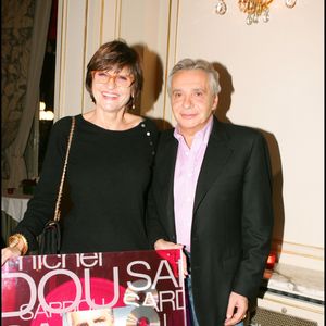 Il vit certes aux côtés d'Anne-Marie Périer depuis les années 1990 mais a récemment accueilli un nouveau membre au sein de son foyer. 

Exclusif - Michel Sardou et Anne-Marie Perrier - Michel Sardou a reçu un double disque de platine pour son album "Du plaisir", le 26 novembre 2004 ©OLIVIER BORDE / BESTIMAGE