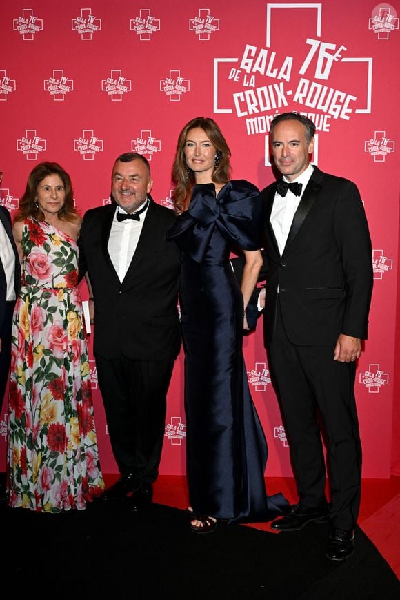 Gérald-Brice Viret, Yann-Antony Noghès et sa compagne - 76ème Bal de la Croix Rouge dans la salle des Etoiles à Monaco le 12 juillet 2025. © Bruno Bebert/Bestimage