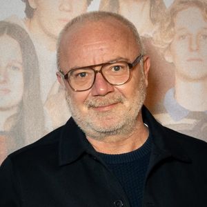 Très attaché à sa région natale, le réalisateur originaire de Caen s’y est installé à la fin des années 2000.

Olivier Baroux lors de la première du film "T'as pas changé" au cinéma Pathé Palace à Paris le 4 novembre 2025.

© Julien Sarkissian / Bestimage