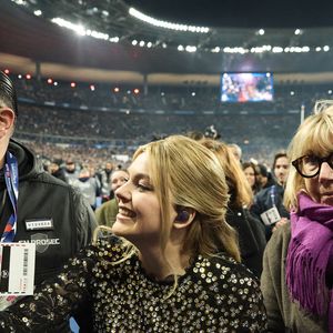 La chanteuse Louane (Louane Emera), représentante de la France au concours de l'Eurovision, interpréte pour la première fois son titre "maman", en hommage à sa mère décédée lorsqu'elle avait 17 ans, devant les 80 000 spectateurs, suspendue sur une plateforme, plusieurs mètres au-dessus de la pelouse et des musiciens, du Stade de France à la mi-temps du match du Tournoi des Six Nations opposant la France à l'Écosse, à Saint-Denis, Seine Saint-Denis, France, le 15 mars 2025. © Cyril Moreau/Bestimage
