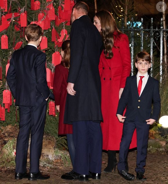 Que les fans de la Couronne se rassurent, les intéressés retrouveront prochainement bel et bien Charles III comme à son habitude, au domaine de Sandringham pendant la période de Noël. 


Le prince William, prince de Galles, Catherine Kate Middleton, princesse de Galles, le prince Louis lors du service de chants de Noël Together At Christmas à l'abbaye de Westminster, Londres le 6 décembre 2024.

© Julien Burton / Bestimage