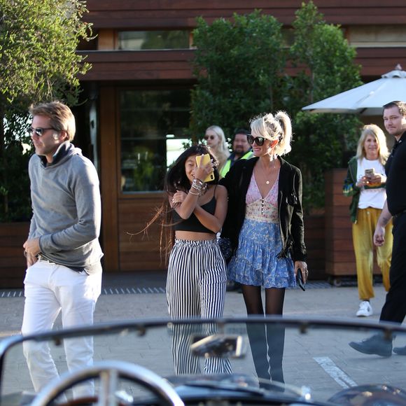 Après la mort de Johnny Hallyday, elle a emménagé dans une autre maison pour entamer un nouveau départ

Laeticia Hallyday avec sa fille Jade et le prince Philibert de Savoie - Le prince Emmanuel-Philibert de Savoie est au volant de la voiture "Shelby Cobra" sport de Johnny avec Laeticia Hallyday direction le restaurant SoHo House de Malibu en famille à Los Angeles, le 3 novembre 2019. Agence / Bestimage
Jade et Joy Hallyday sont avec Grégory Boudou (le frère de Laeticia) et Françoise Thibaut (la mère de Laeticia) dans la Bentley juste derrière eux.
Toute la petite famille a rejoint des amis (dont Christina) à Malibu. 
A la sortie du restaurant, le prince Emmanuel-Philibert de Savoie improvise un déguisement de dernière minute sous les regards amusés du petit groupe!
Puis c'est au tour de Jade de profiter du trajet du retour les cheveux au vent ! Laeticia la prend en photo à bord du bolide, l'embrasse et lui enroule une écharpe autour du cou avant son départ le long de la "Pacific Coast Highway". Le prince Emmanuel-Philibert de Savoie habite chez son amie Laeticia Hallyday comme toujours lorsqu'il vient à Los Angeles.