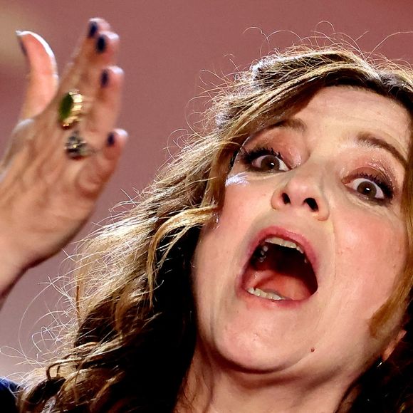 Agnès Jaoui - Montée des marches du film " L'objet du délit " lors du 79ème Festival International du Film de Cannes, le 22 mai 2026. © Jacovides-Moreau / Bestimage