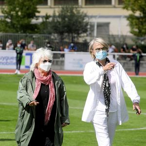 Face à Laurence Boccolini, Catherine Lara a évoqué l'évidence que fut, il y a 30 ans, sa rencontre avec Samantha. Elle a su "tout de suite" que c'était elle, confie-t-elle. "Elle aussi ?", lui demande alors l'ancienne commentatrice de l'Eurovision. "Oui !", assure Catherine Lara.

Catherine Lara et sa compagne Samantha - Match de football entre le Variétés Club de France et l'équipe du Centre Hospitalier Poissy / Saint-Germain-en-Laye au profit de la fondation Hôpitaux de Paris - Hôpitaux de France, au stade Léo-Lagrange de Poissy, le 6 septembre 2020. © Dominique Jacovides/Bestimage