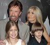 Le 20 mars 2026, le monde a appris avec stupeur le décès de Chuck Norris à l'âge de 86 ans. L'acteur et maître des arts martiaux s'est éteint, entouré de sa famille, marquant la fin d'une ère pour le cinéma.

Chuck Norris et sa famille - Première du film "The Expendables 2" à Hollywood. 

©BestImage
