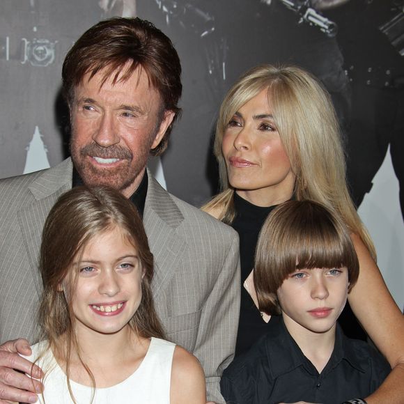 Le 20 mars 2026, le monde a appris avec stupeur le décès de Chuck Norris à l'âge de 86 ans. L'acteur et maître des arts martiaux s'est éteint, entouré de sa famille, marquant la fin d'une ère pour le cinéma.

Chuck Norris et sa famille - Première du film "The Expendables 2" à Hollywood. 

©BestImage