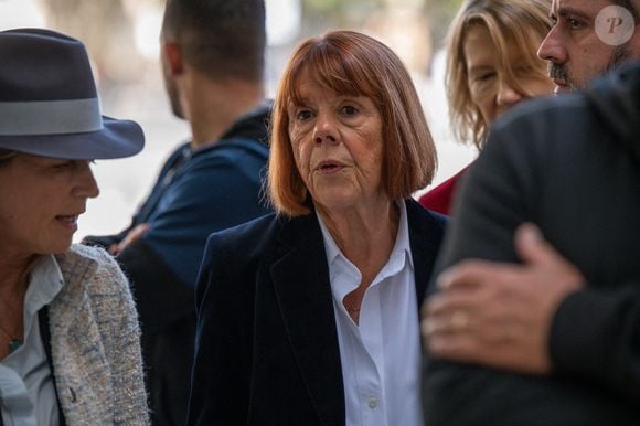 Pour tourner la page, elle a choisi de s'installer sur l'île de Ré, à plus de 800 kilomètres de Mazan.

Gisèle Pelicot quitte la cour d'appel à l'heure du déjeuner lors du troisième jour du procès en appel de l'un des co-accusés dans l'affaire dite du viol de Mazan à Nîmes, France, le 8 octobre 2025. Photo par Laurent Coust/ABACAPRESS.COM