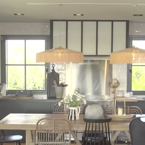 "C’était extraordinaire, les gens étaient choqués. Avant, il n’y avait rien, et puis voilà", ajoute-t-elle, le sourire dans la voix.

Cecile Siméone dévoile sa maison en bois près de Lyon, "La maison France 5", Janvier 2025