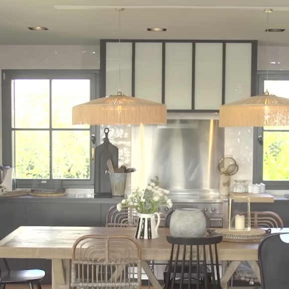 "C’était extraordinaire, les gens étaient choqués. Avant, il n’y avait rien, et puis voilà", ajoute-t-elle, le sourire dans la voix.

Cecile Siméone dévoile sa maison en bois près de Lyon, "La maison France 5", Janvier 2025