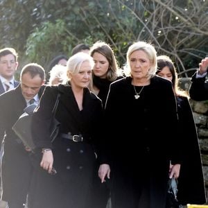 Marine Le Pen, sa soeur Marie-Caroline, Mathilde Chauffroy (fille de Marine Le Pen) et son mari Matthieu Parent - Arrivées des membres de la famille Le Pen aux obsèques de Jean-Marie Le Pen en l'église Saint-Joseph à la Trinité-sur-Mer  le 11 juillet 2025. © Dominique Jacovides / Guillaume Collet / Bestimage