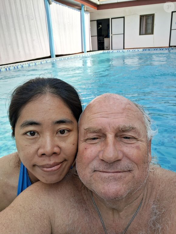 ... et d'une Thaïlandaise qui est devenue sa compagne et qui l'aide à organiser des séjours là-bas.

Raphaël, candidat marquant de "Koh-Lanta" en 2004, sur Facebook.