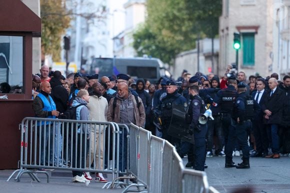 Des acteurs du milieu pénitentiaire manifestent devant la prison de la Santé avant l'arrivée de l'ancien président français Nicolas Sarkozy, où il purgera une peine de cinq ans de prison après avoir été reconnu coupable d'association de malfaiteurs en lien avec un projet de financement de la campagne électorale de 2007 de l'ancien dictateur libyen Mouammar Kadhafi, à Paris, France, le 21 octobre 2025. Nicolas Sarkozy, qui a connu de nombreux ennuis judiciaires depuis sa défaite à la réélection en 2012, sera incarcéré le 21 octobre 2025 pour un projet visant à obtenir des fonds libyens pour sa campagne présidentielle victorieuse de 2007, devenant ainsi le premier ancien dirigeant d'un pays de l'Union européenne à purger une peine de prison. L'ancien dirigeant d'extrême droite français a fait appel du verdict et dénoncé une "injustice". © Dominique Jacovides/Bestimage