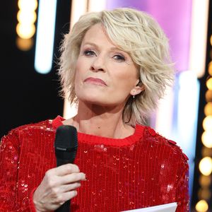 Sur son compte Instagram, elle partage ses tenues.

Sophie Davant - Les personnalités se mobilisent lors de la 37ème édition du Téléthon sur le plateau de France 2, avec pour parrain Vianney. Cette année, 80,6 millions de dons ont été promis. Le 9 décembre 2023. 
© Coadic Guirec / Bestimage