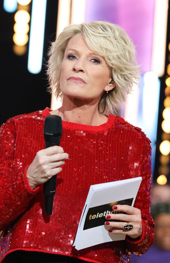 Sur son compte Instagram, elle partage ses tenues.

Sophie Davant - Les personnalités se mobilisent lors de la 37ème édition du Téléthon sur le plateau de France 2, avec pour parrain Vianney. Cette année, 80,6 millions de dons ont été promis. Le 9 décembre 2023. 
© Coadic Guirec / Bestimage