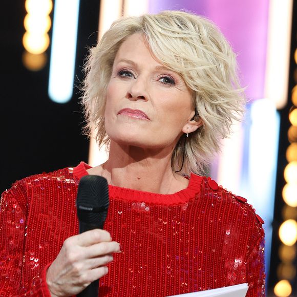 Sur son compte Instagram, elle partage ses tenues.

Sophie Davant - Les personnalités se mobilisent lors de la 37ème édition du Téléthon sur le plateau de France 2, avec pour parrain Vianney. Cette année, 80,6 millions de dons ont été promis. Le 9 décembre 2023. 
© Coadic Guirec / Bestimage