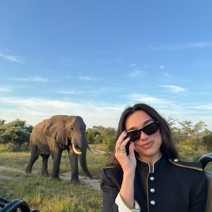 Ce séjour s’inscrit dans une période personnelle heureuse pour le couple, fiancé depuis 2025...

La chanteuse a partagé plusieurs clichés de son voyage, au plus près de la faune sauvage, entre Kruger Park et Sabi Sands. ©Instagram - Dua Lipa