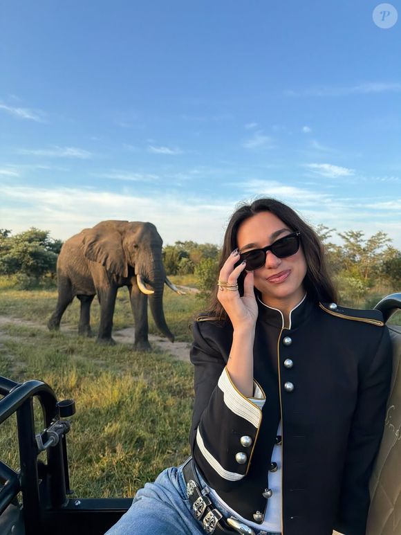 Ce séjour s’inscrit dans une période personnelle heureuse pour le couple, fiancé depuis 2025...

La chanteuse a partagé plusieurs clichés de son voyage, au plus près de la faune sauvage, entre Kruger Park et Sabi Sands. ©Instagram - Dua Lipa