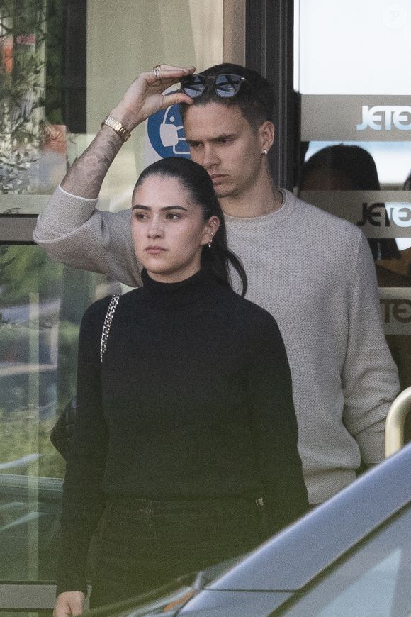 Exclusif - La famille Beckham (David Beckham, sa femme Victoria, Cruz Beckham, sa compagne Jackie Apostel, Roméo Beckham, sa compagne Kim Turnbull et Harper Seven) arrive à l'aéroport de Paris-Le Bourget, en provenance de bordeaux où il a passé l après midi dans un vignoble, pour fêter les 50 ans de David Beckham (2 mai 1975) à Paris, France, le 2 mai 2025. © Bestimage