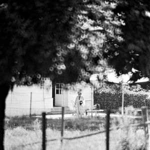 Simone Signoret dans sa maison de Campagne d'Autheuil-Authouillet en Normandie en 1980. © LAURENT SOLA / BESTIMAGE