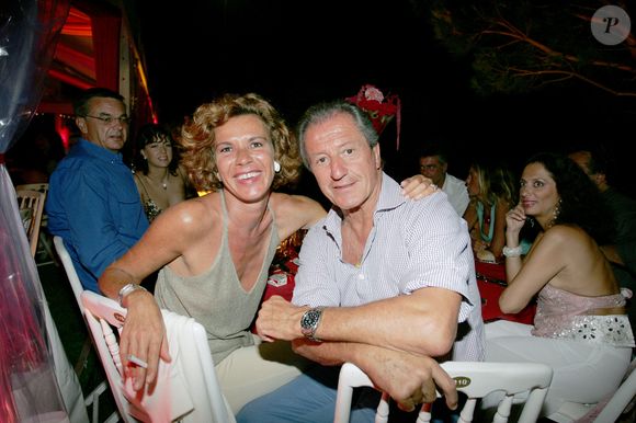 Le Français Philippe Junot, ex-mari de la princesse Caroline de Monaco, et sa compagne à la "Gipsy Party" donnée par Bernard Loze et son épouse dans leur résidence d'été de Beauvallon à Saint-Tropez, dans le sud de la France, le 23 juillet 2004. Photo par Raoul Benegas/ABACA.