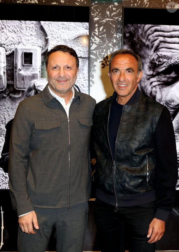 Arthur et Nikos Aliagas - Vernissage de l'exposition "Les grands âges", photographies de Nikos Aliagas au musée de l'Homme à Paris le 7 avril 2026. © Dominique Jacovides/Bestimage