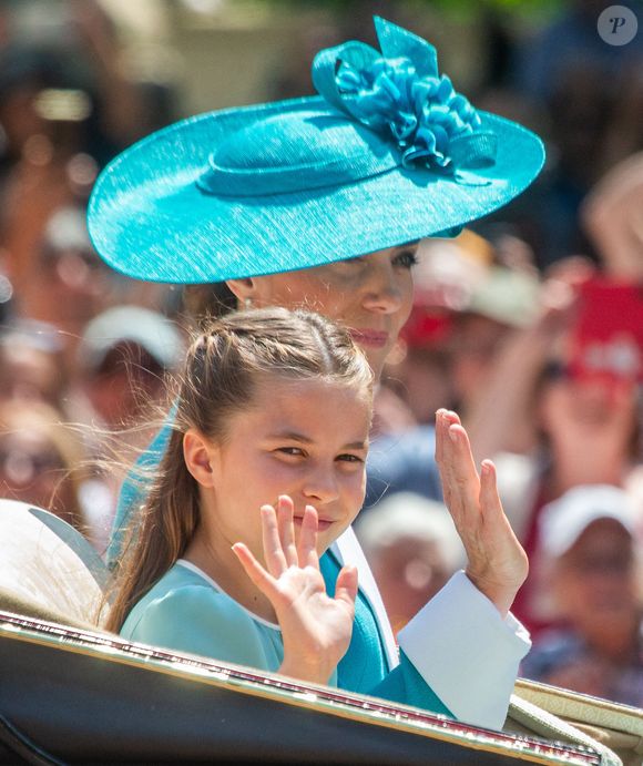Avant même que mère et fille ne rejoignent le balcon de Buckingham Palace, tous les regards étaient braqués sur elles deux. 

La princesse Charlotte de Galles, Catherine (Kate) Middleton, princesse de Galles, Les membres de la famille royale britannique lors de la cérémonie Trooping the Colour à Londres, le 14 juin 2025. Affecté par le crash du Boeing 787 Dreamliner à Ahmedabad du 12 juin, le souverain et les officiels porteront un brassard noir en hommage aux plus de 270 victimes. Bon nombre d'elles étaient des ressortissants britanniques.