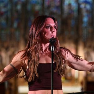 C’est à Leeds, en Angleterre, le samedi 2 mai, que Melanie C a pu célébrer la sortie de son nouvel et neuvième album solo intitulé "Sweat". Pour l’occasion, une surprise de taille a été réservée à ses fans.

Nantwich, ROYAUME-UNI Melanie C (Mel C) se produit en direct à l'église St Mary's de Nantwich pour célébrer la sortie de son album "Sweat". 27/04/2026. 
Backgrid UK/ Bestimage