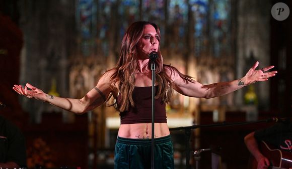 C’est à Leeds, en Angleterre, le samedi 2 mai, que Melanie C a pu célébrer la sortie de son nouvel et neuvième album solo intitulé "Sweat". Pour l’occasion, une surprise de taille a été réservée à ses fans.

Nantwich, ROYAUME-UNI Melanie C (Mel C) se produit en direct à l'église St Mary's de Nantwich pour célébrer la sortie de son album "Sweat". 27/04/2026. 
Backgrid UK/ Bestimage