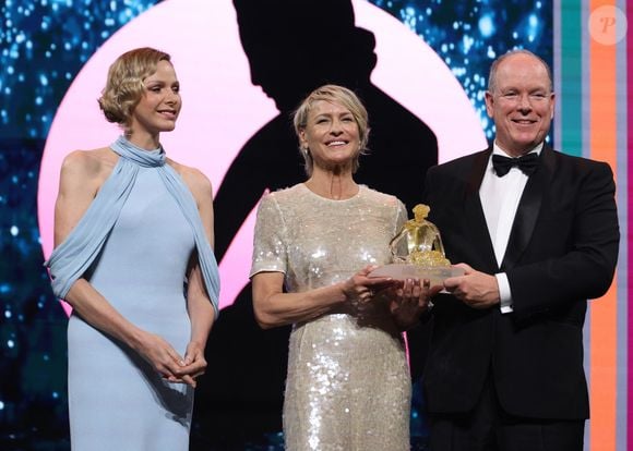 La princesse Charlène de Monaco, Robin Wright (Nymphe de Cristal, en reconnaissance d'une carrière exceptionnelle et inspirante), Le prince Albert II de Monaco - Cérémonie de clôture de la 64ème édition du Festival de télévision de Monte-Carlo au Grimaldi forum à Monte-Carlo, Monaco le 17 juin 2025.

© Denis Guignebourg / Bestimage