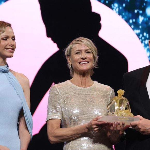 La princesse Charlène de Monaco, Robin Wright (Nymphe de Cristal, en reconnaissance d'une carrière exceptionnelle et inspirante), Le prince Albert II de Monaco - Cérémonie de clôture de la 64ème édition du Festival de télévision de Monte-Carlo au Grimaldi forum à Monte-Carlo, Monaco le 17 juin 2025.

© Denis Guignebourg / Bestimage