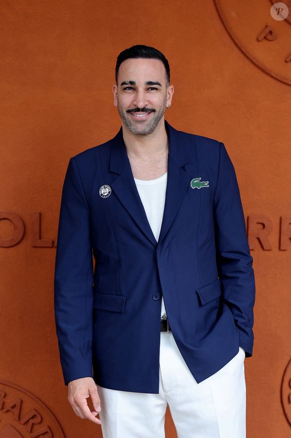 “Par exemple, je mets un Disney et je le regarde en 15 jours, parce que je m’endors au bout de 5 minutes”, précise-t-il

Adil Rami - Les célébrités au village lors des Internationaux de France de Tennis de Roland Garros le 1er juin 2025. © Dominique Jacovides / Bestimage
