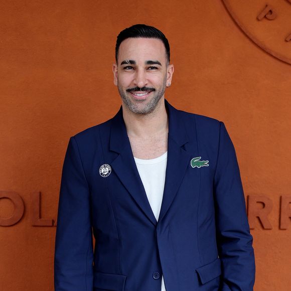 “Par exemple, je mets un Disney et je le regarde en 15 jours, parce que je m’endors au bout de 5 minutes”, précise-t-il

Adil Rami - Les célébrités au village lors des Internationaux de France de Tennis de Roland Garros le 1er juin 2025. © Dominique Jacovides / Bestimage