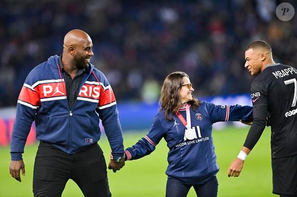 “J’ai eu cette chance, peut-être cette intelligence de mettre à mes côtés un psychologue et des gens qui sont spécialistes du cerveau”, conclut le judoka

Teddy Riner et Sandrine Martinet / Kylian Mbappe (PSG) - Teddy Riner donne le coup d'envoi du match entre le PSG et Angers en Ligue 1 Uber Eats à Paris, pour faire honneur aux médaillés olympiques et paralympiques des derniers jeux olympiques de Tokyo. Le 15 octobre 2021. © JB Autissier / Panoramic / Bestimage