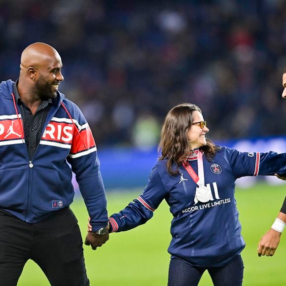 “J’ai eu cette chance, peut-être cette intelligence de mettre à mes côtés un psychologue et des gens qui sont spécialistes du cerveau”, conclut le judoka

Teddy Riner et Sandrine Martinet / Kylian Mbappe (PSG) - Teddy Riner donne le coup d'envoi du match entre le PSG et Angers en Ligue 1 Uber Eats à Paris, pour faire honneur aux médaillés olympiques et paralympiques des derniers jeux olympiques de Tokyo. Le 15 octobre 2021. © JB Autissier / Panoramic / Bestimage