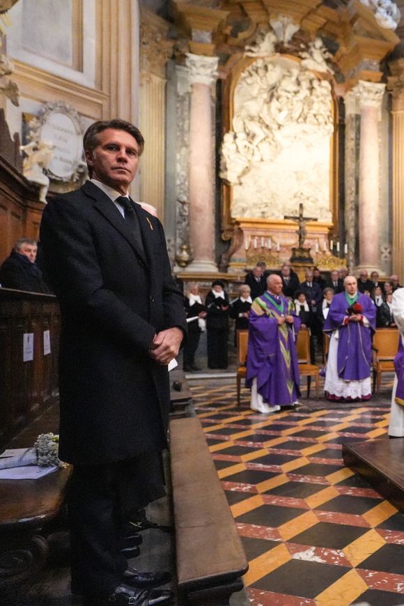 Le prince Emmanuel Philibert de Savoie, prince de Venise et de Piémont, duc de Savoie et Vittoria de Savoie, princesse de Carignan et marquise d'Ivrée réunis en mémoire du prince Victor-Emmanuel à la basilique de Superga le 1er février 2025 à Turin en Italie.  © Lucia Sabatelli/Bestimage